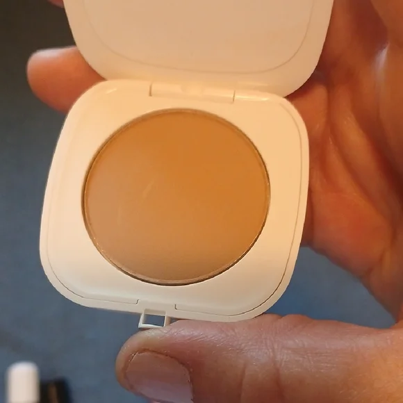 Marc Jacobs Makeup Quartet — Pink Shimmer Lip Gloss & White Compact - Picture 4 of 7